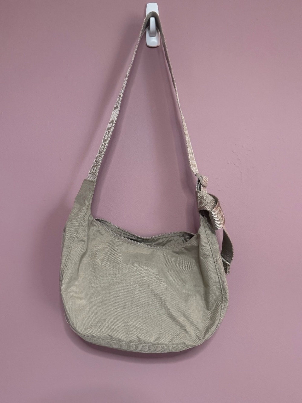 BAGGU Medium Crescent Bag in Dove - 47"